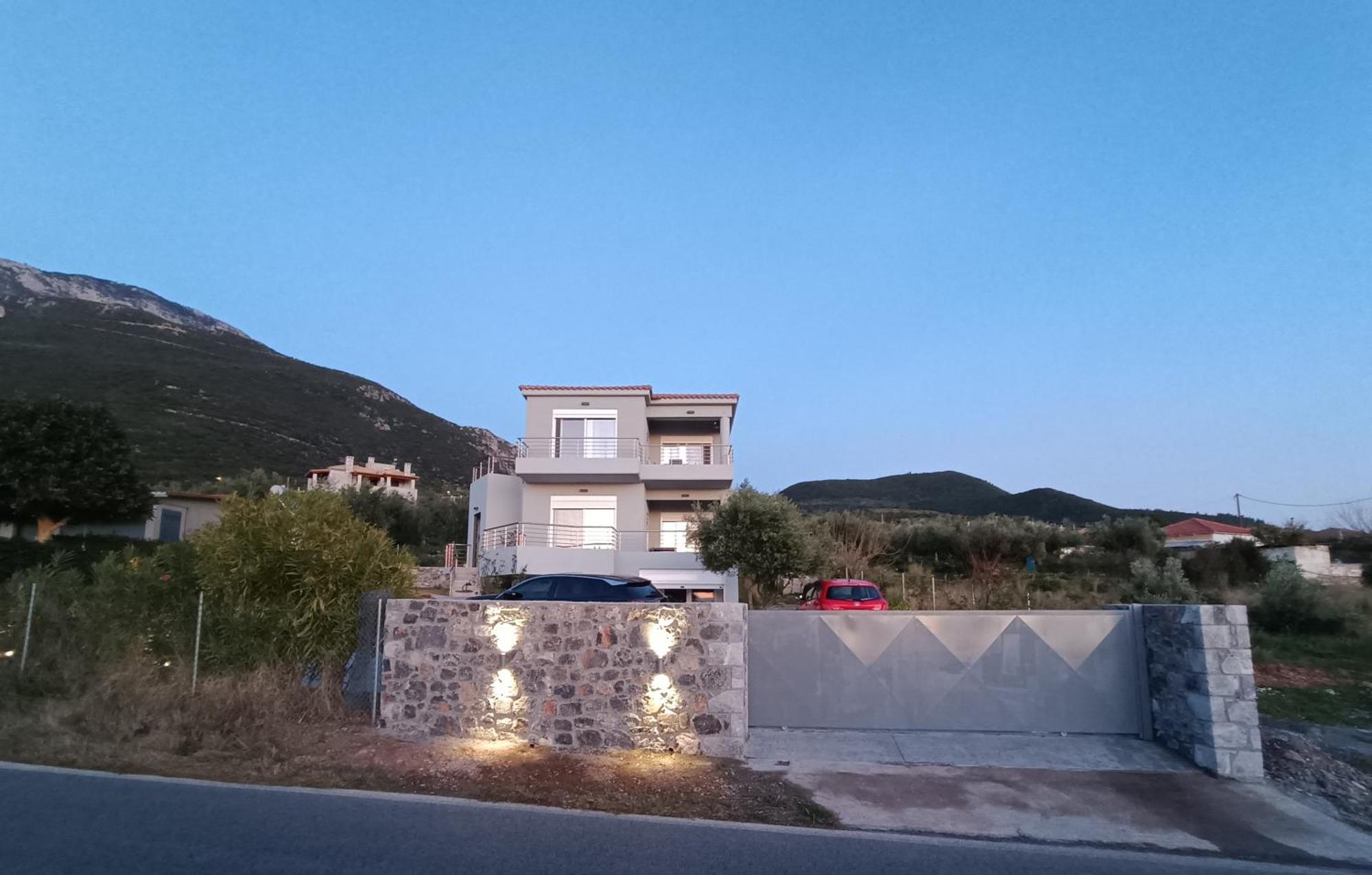 Evilenia Luxury Apartments Каламата Екстериор снимка