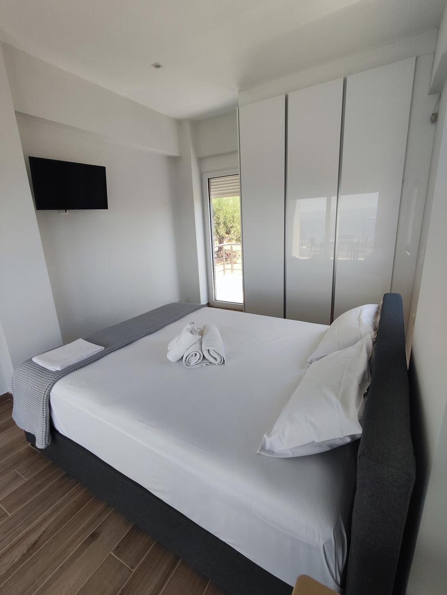 Evilenia Luxury Apartments Каламата Екстериор снимка